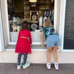 niania - zdjęcie ogłoszenia Szukamy ciepłej opiekunki dla dwóch dziewczynek (6 i 9 lat) — weekendy + piątki 